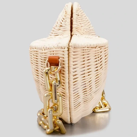Gold Chain Woven Shell Bag. PreOwned .one Size. - Picture 9 of 11